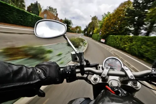 Bezpieczna jazda o każdej porze roku – zadbaj o swój motocykl